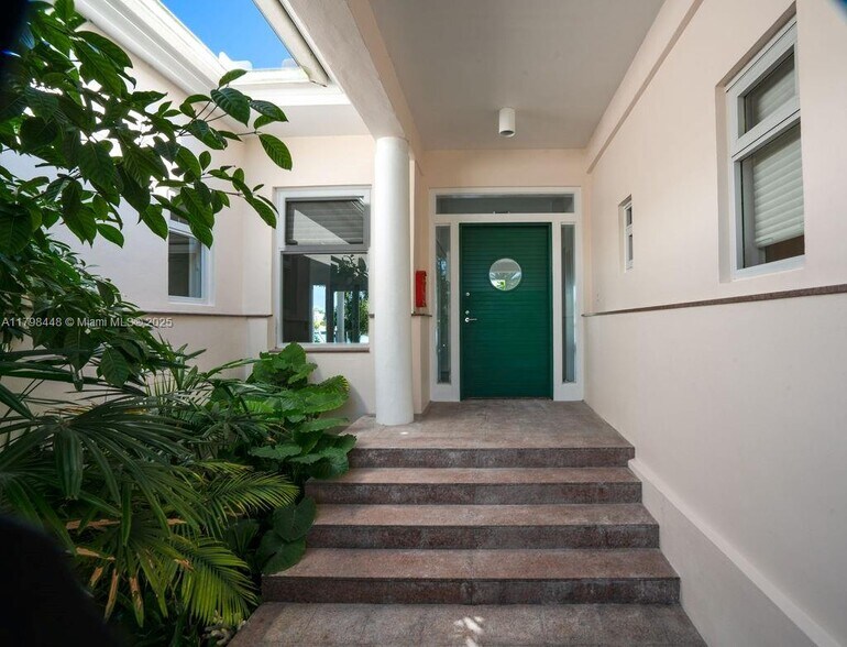 Building Photo - 621 N Mashta Dr