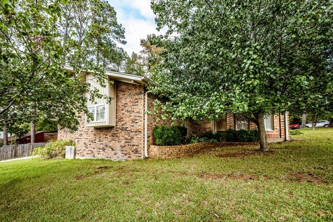 Building Photo - 422 River Oaks Dr