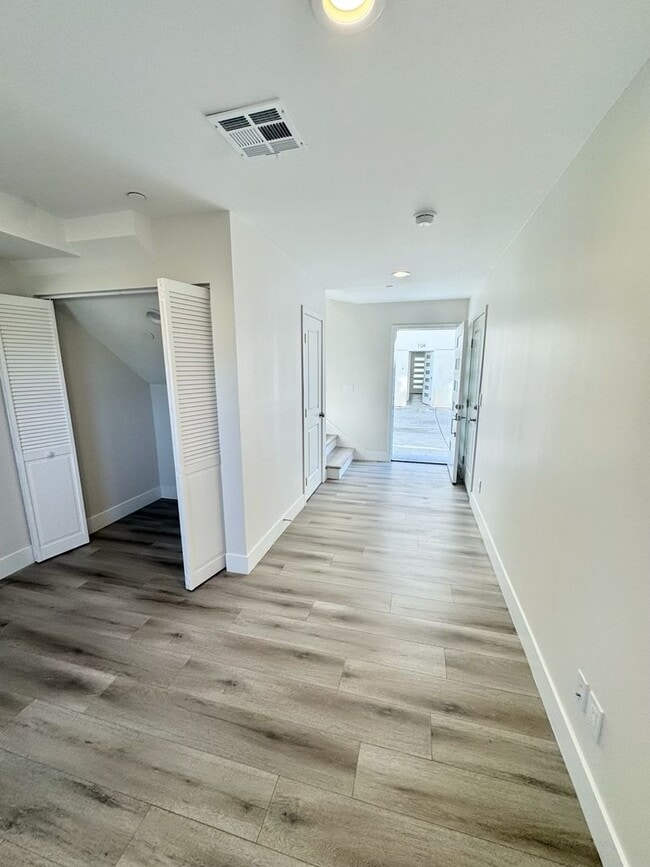 Building Photo - 3190 Carlin Ave