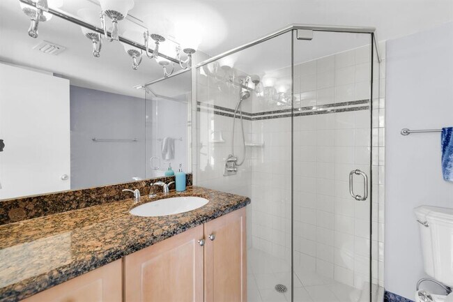 Building Photo - 1051 Hillsboro Mile