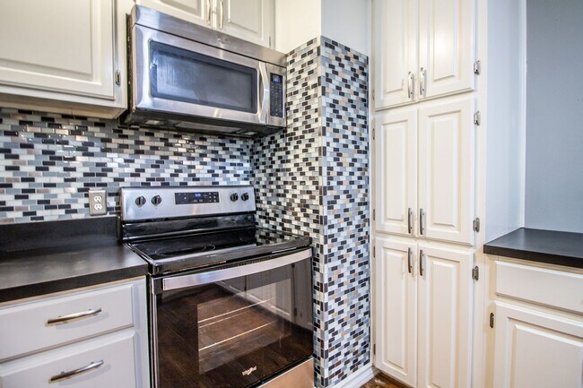 Building Photo - Spacious 3 bed 2 bath Home