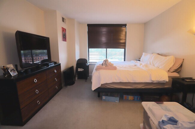 Building Photo - 700 1st St