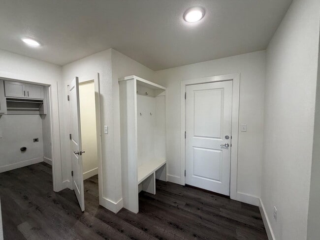 Building Photo - 405 Ranger St