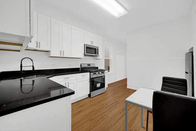 Building Photo - 1002 N Western Ave