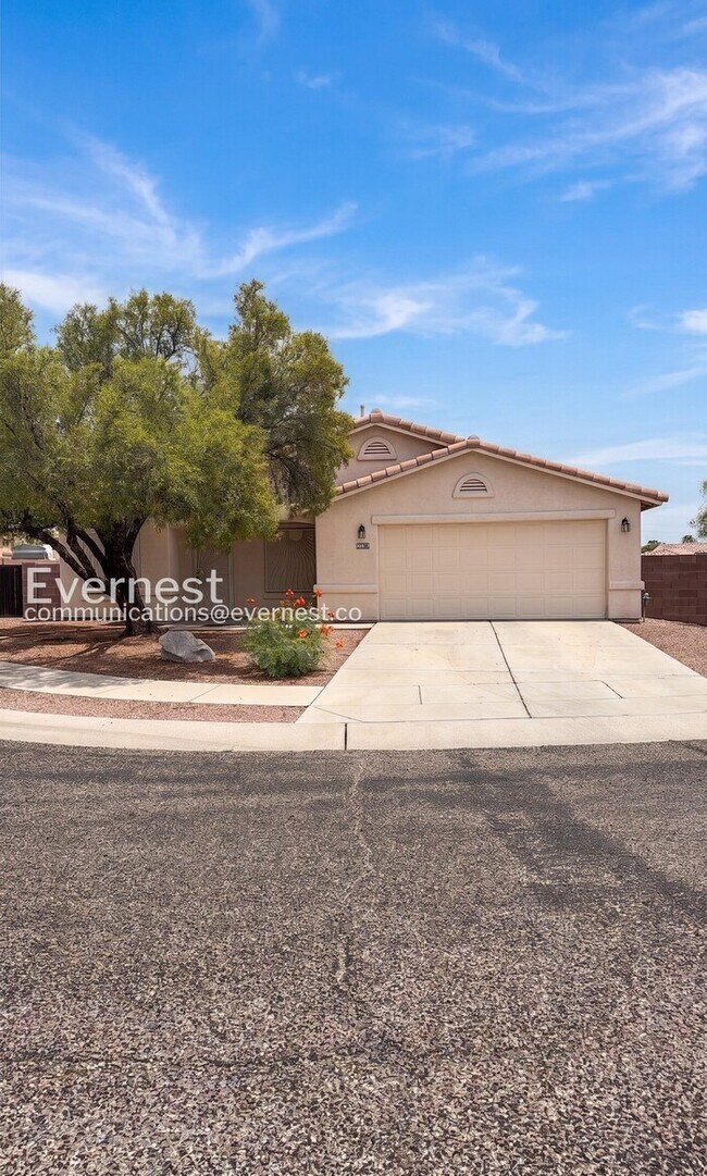 Building Photo - 3 Bed, 2 Bath Home with Fenced Yard & Garage / Vouchers Accepted / Available Now!
