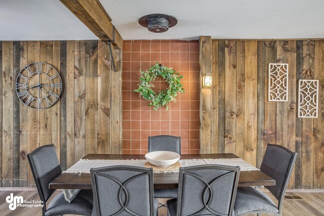 Dining area - 1431 E Holland Ave