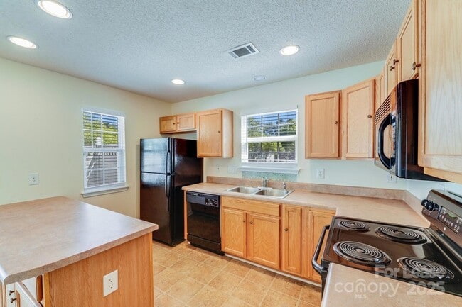 Building Photo - 17125 Greenlawn Hills Ct