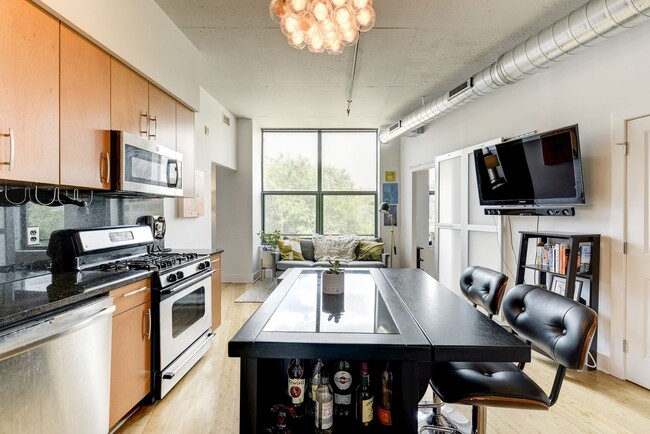 Building Photo - 2 bedroom 2 bath condo in Adams Morgan