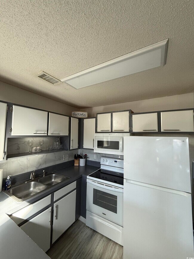 Building Photo - 1065 Plantation Dr W