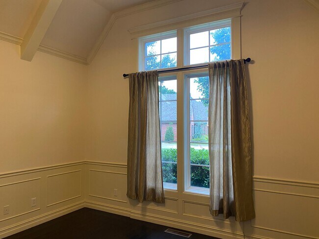 Building Photo - Lovely Stone/Stucco Home Nestled In Cul-De...