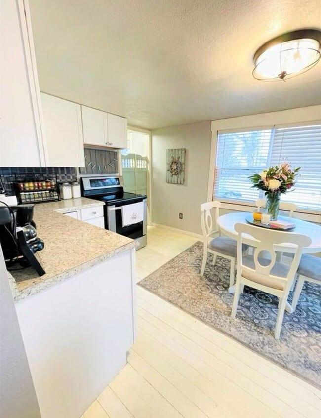 Building Photo - Available October 4, 2025! Remodeled Histo...