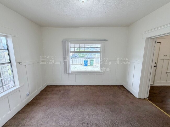 Building Photo - 860 W 56th St