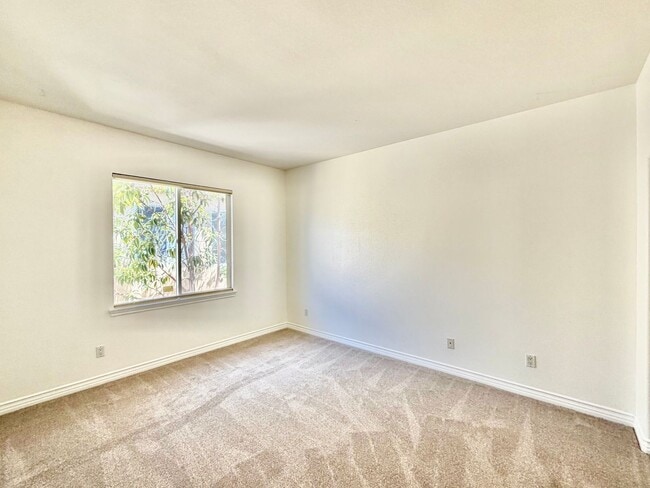 Building Photo - Elegant 5 Bedroom Home With Sweeping Staircase and Tons of Space!