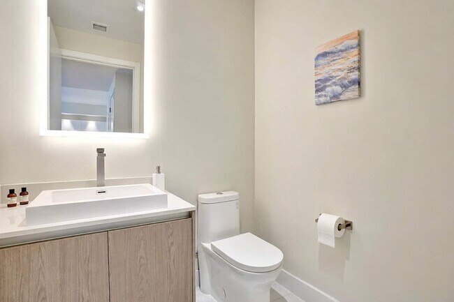 Building Photo - 3100 N Ocean Dr