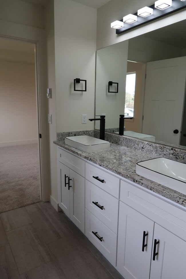 Building Photo - Seven Oaks Luxury Duplexes - New, Light, Bright, and Spacious!!