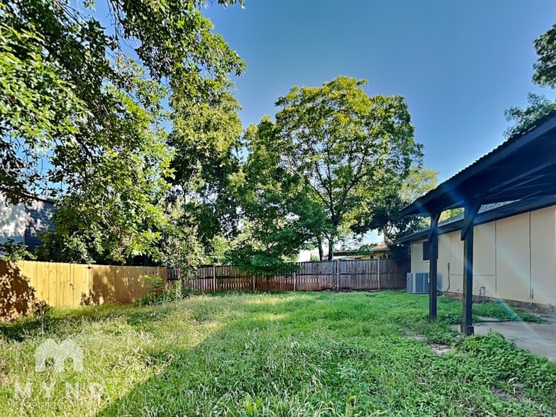 Building Photo - 901 Stonybrook Dr