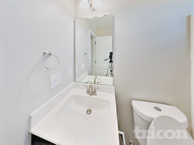 Building Photo - 978 Lakemont Dr