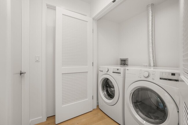 Building Photo - 1422 Tamarind Ave