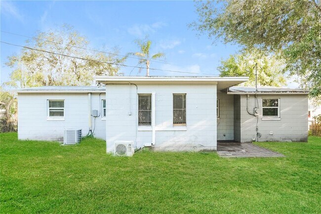 Building Photo - 5801 Abercorn Dr