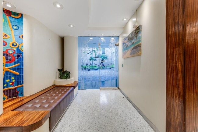 Building Photo - 2BED 2 BATH ALL UTILITIES INCLUDED DOWNTOW...