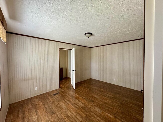 Building Photo - 649 E River Rd
