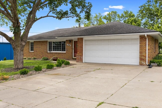 Building Photo - 3 Bedroom 2 Bath 2 Stall Garage Urbandale