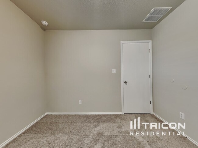 Building Photo - 5104 Saddle Clb Dr
