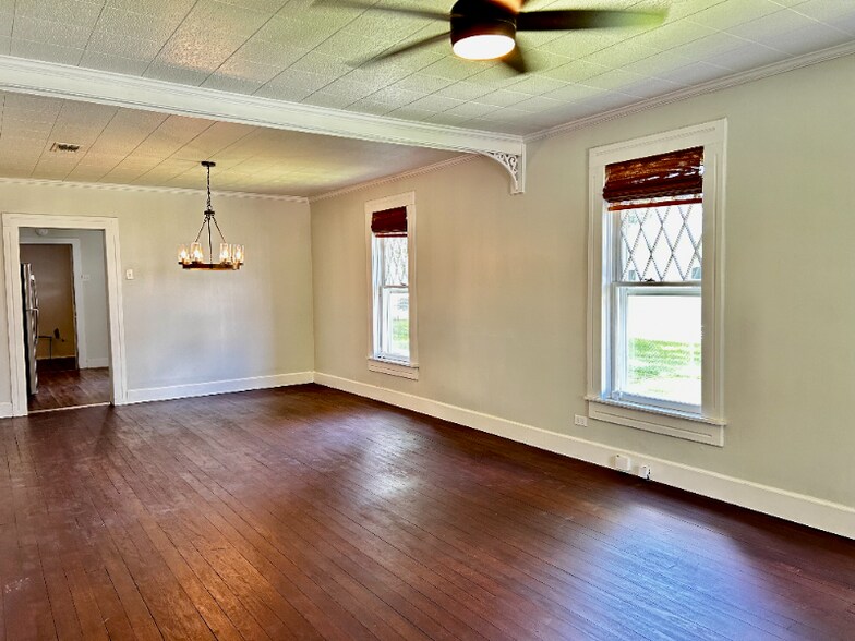 Building Photo - 505 Bon Ami St