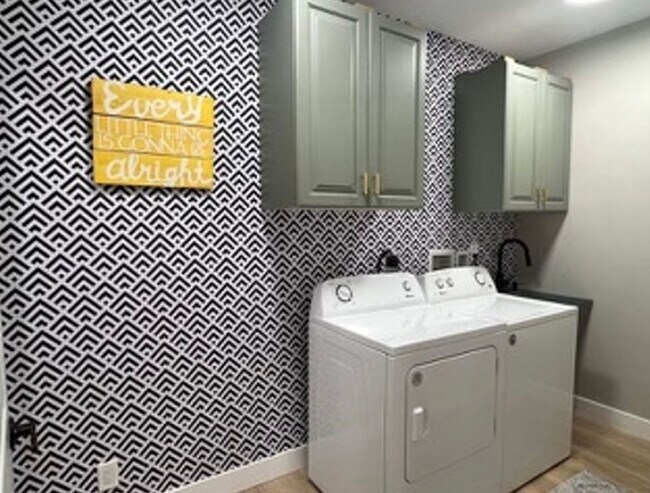 Building Photo - Beautiful, 6 Bedroom Home! 6 or 18 Month Lease!