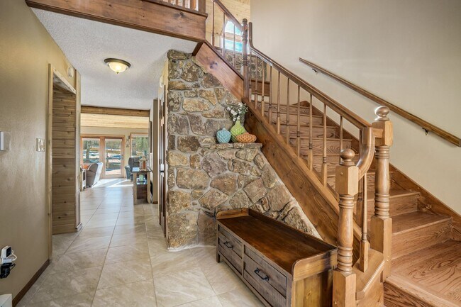Building Photo - Stunning two-story home in Woodland Park