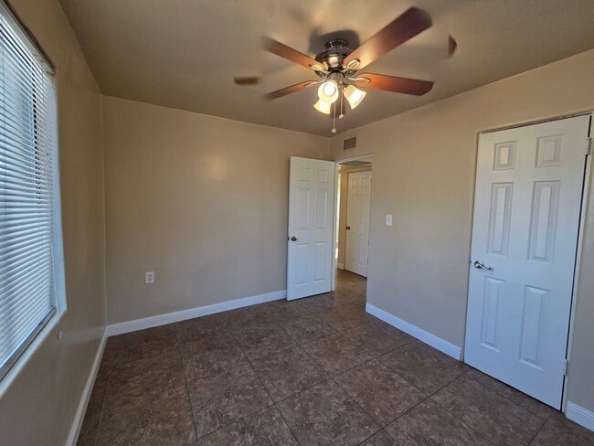 Building Photo - Phoenix 3 Bed/1 Bath - No HOA