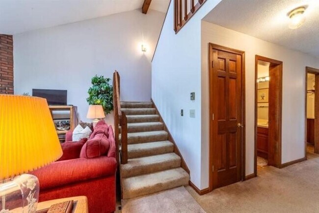 Building Photo - 15 Manor Estates Dr