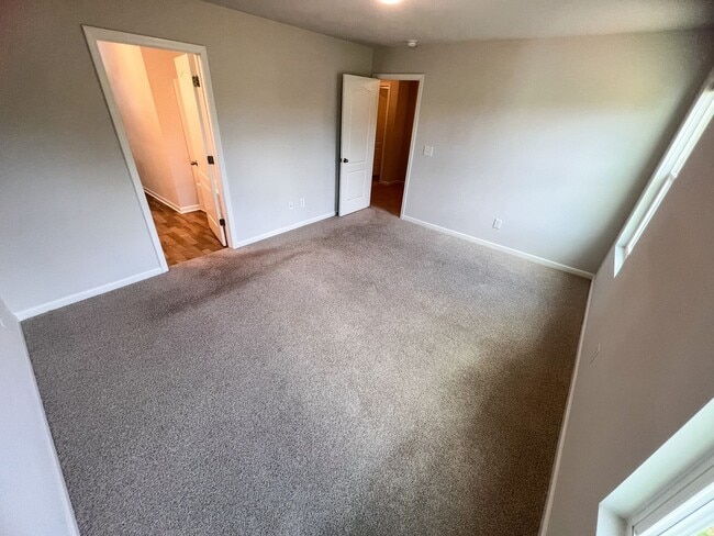 Building Photo - Gorgeous 3 bedroom, 2 1/2 bathroom two-sto...