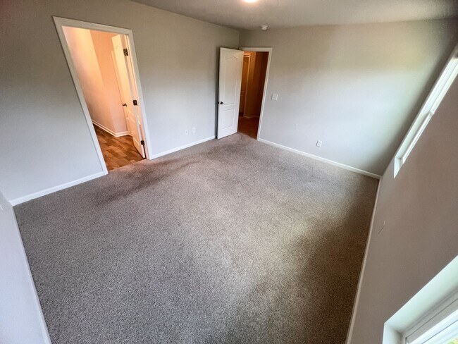 Building Photo - Gorgeous 3 bedroom, 2 1/2 bathroom two-story home in Winston Salem