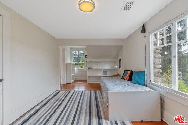 Building Photo - 655 S Hudson Ave