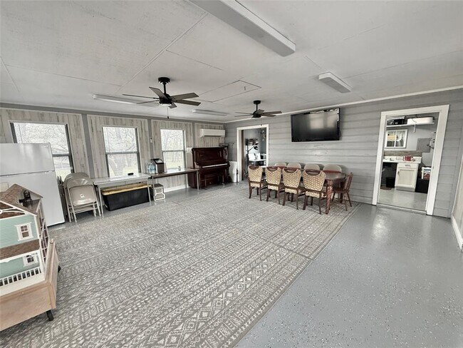 Building Photo - 2501 Co Rd 228