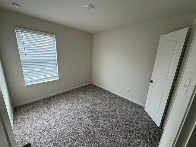 Building Photo - 315 Marsh Ln