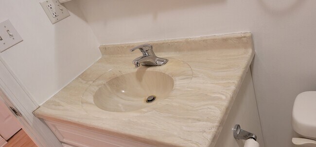 Building Photo - 2848 W Warren Blvd