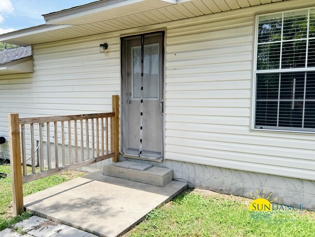 Building Photo - Quaint 2 Bedroom Home in Crestview!
