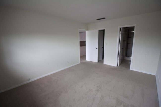 Building Photo - 917 NE 16th Ave