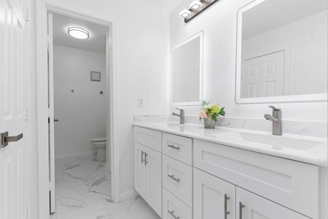 Building Photo - 4444 Victory Dr