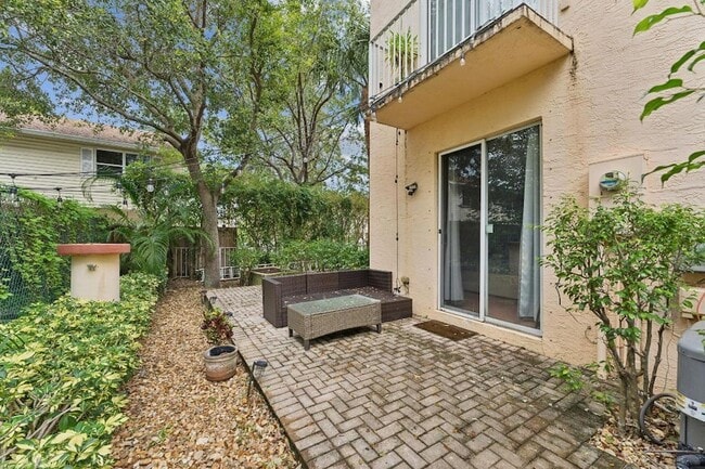 Building Photo - 2469 NE 14th St