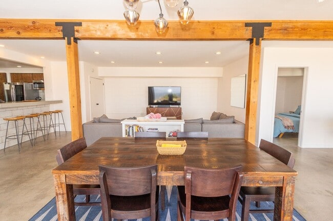 Building Photo - Spectacular Furnished 4 Bedroom/ 3 Bath Mid-Century Modern Retreat in Encinitas