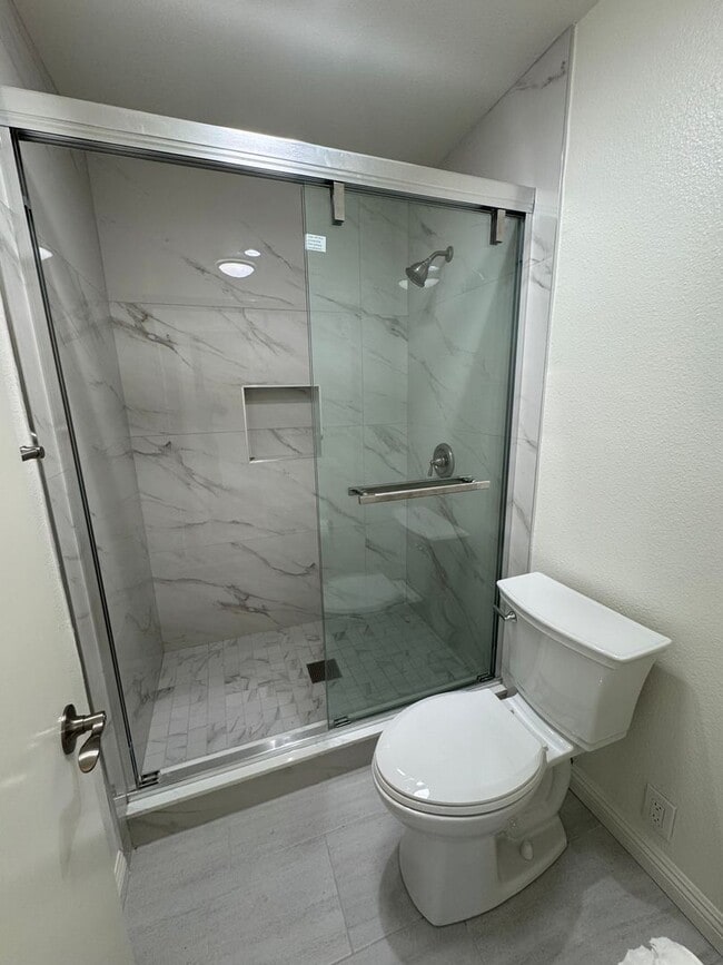 Building Photo - Beautifully Updated 2 Bed, 2 Bath Condo in...