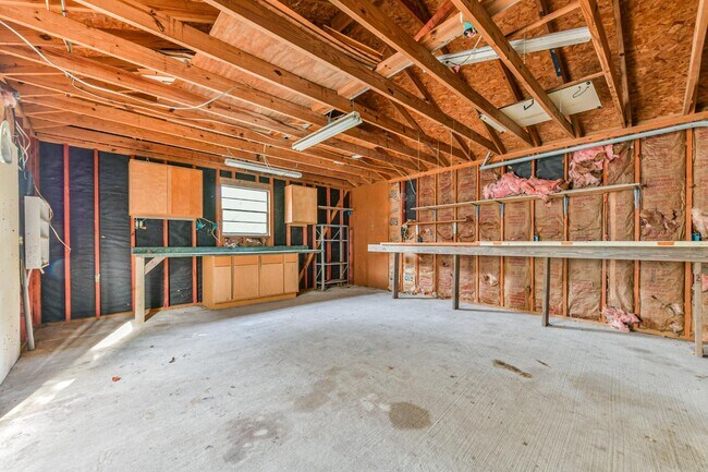 Building Photo - 305 Red Haven Dr