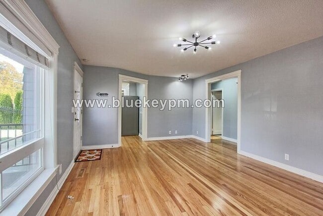 Building Photo - 3 Bed, 2 Bath Home Near Mill City Park in Portland
