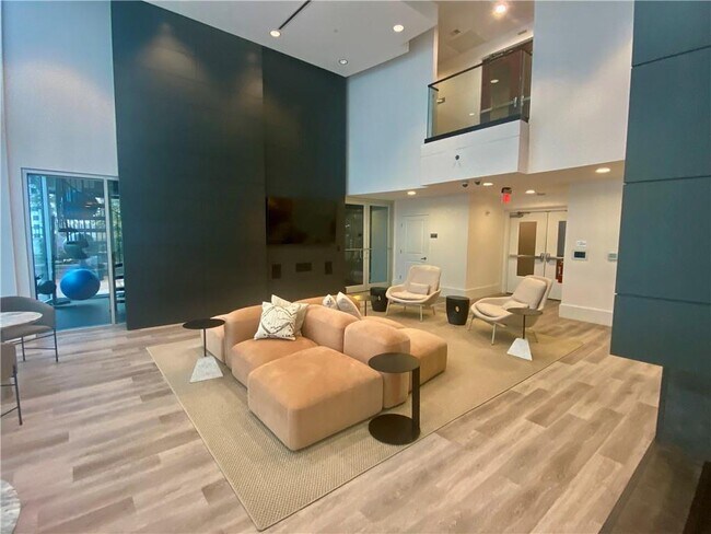 Building Photo - 3324 Peachtree Rd NE