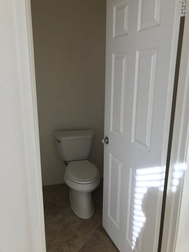 Building Photo - 3 BEDROOM VICTORVILLE HOME IN SPRING VALLE...