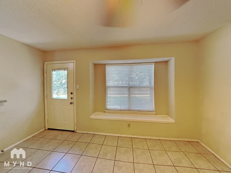Building Photo - 3205 Meadowview Dr