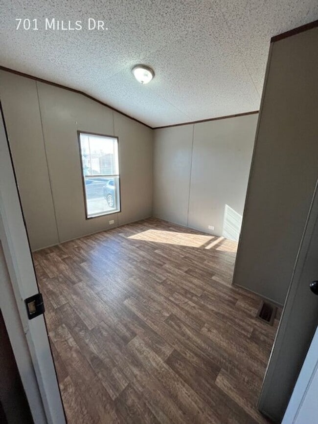 Building Photo - 701 E Mls Dr